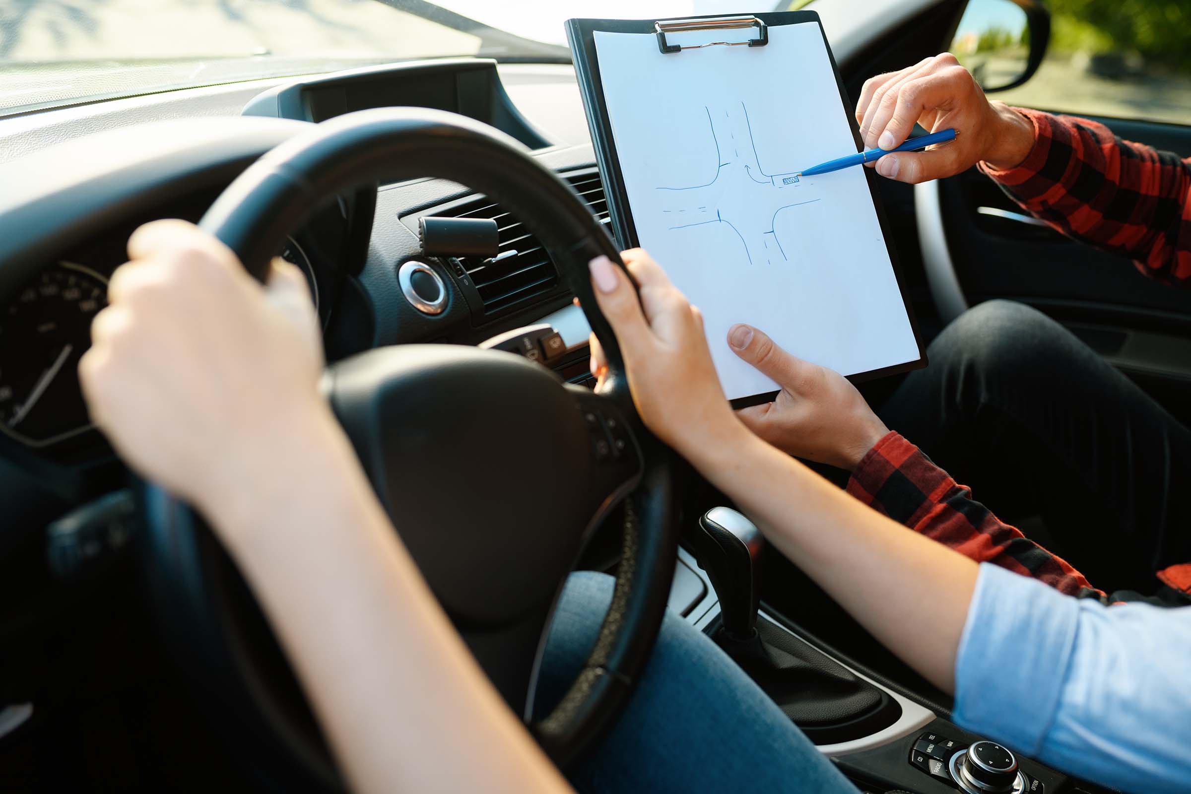 woman-and-man-with-checklist-driving-school-78XWWYU.jpeg